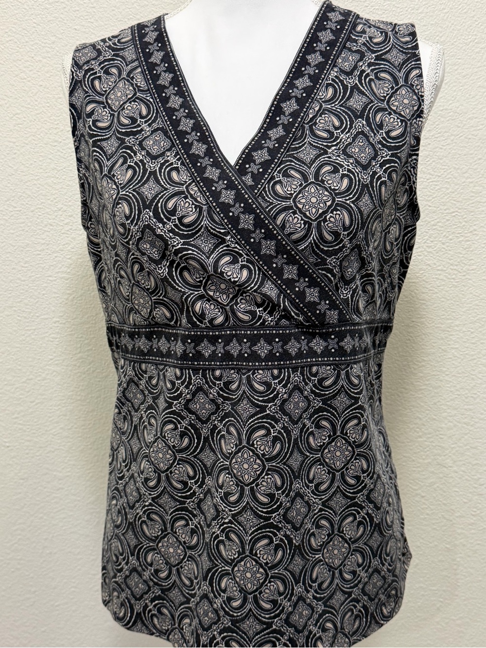 Croft & Barrow Black and Tan Printed Wrap-Style Sleeveless Top, size Large